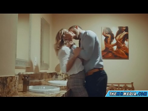 ❤️ כשבלונדינית חזה מפתה אותך בשירותים ציבוריים ️❌ פורנו אצלנו ❌